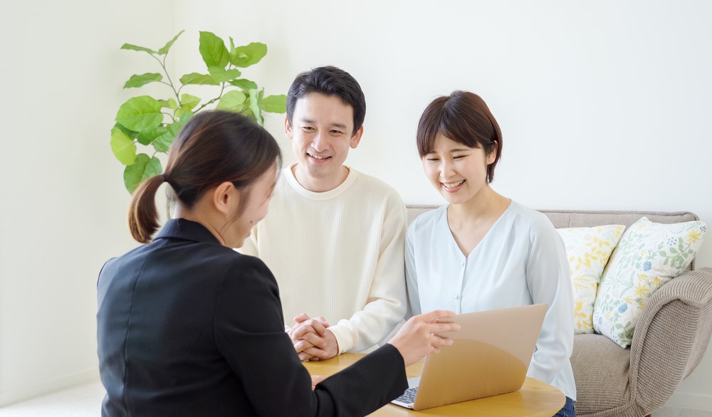 PCを持つ女性と夫婦