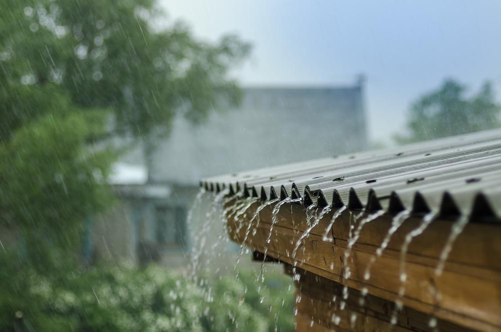 屋根から落ちる雨